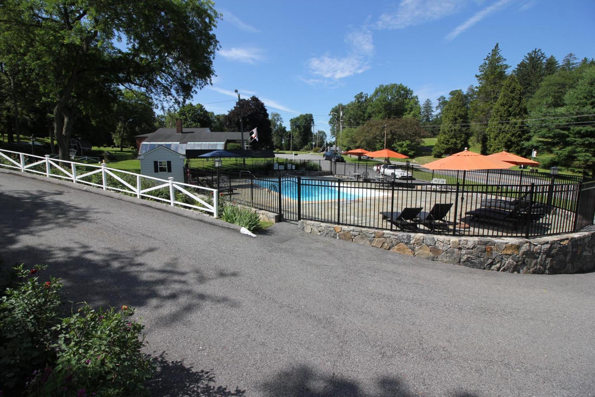 Heidi's Inn Brewster Bagian luar foto