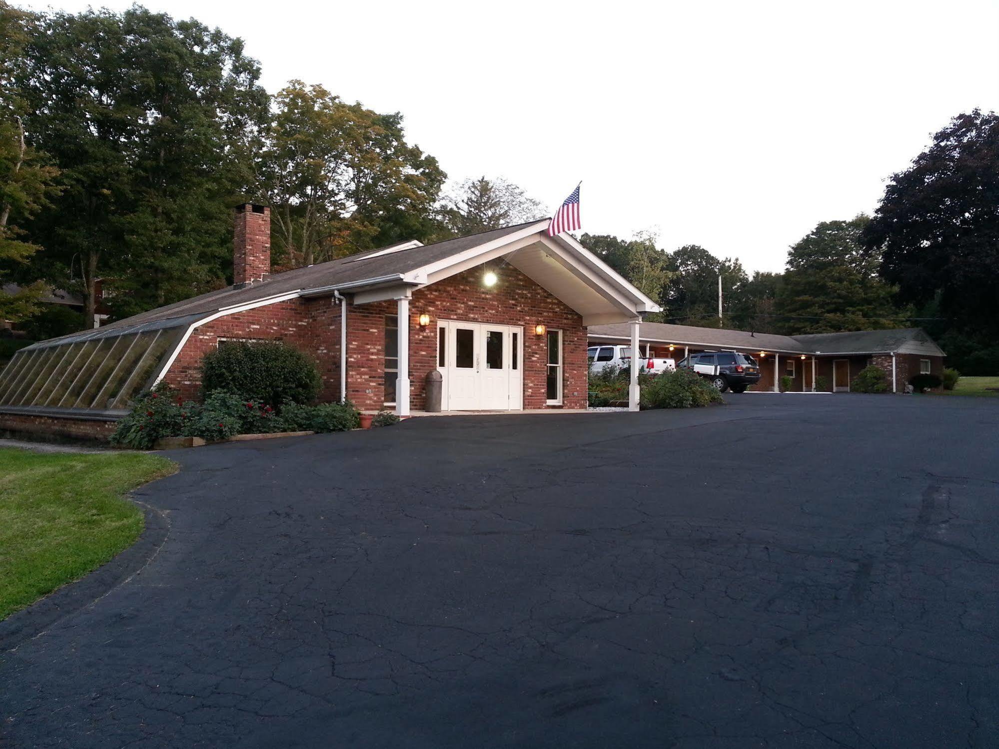 Heidi's Inn Brewster Bagian luar foto