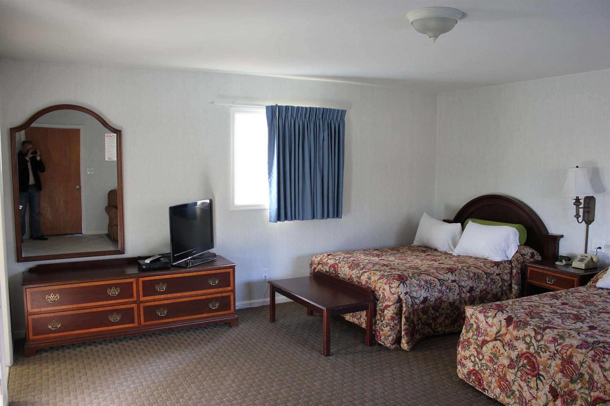 Heidi's Inn Brewster Bagian luar foto