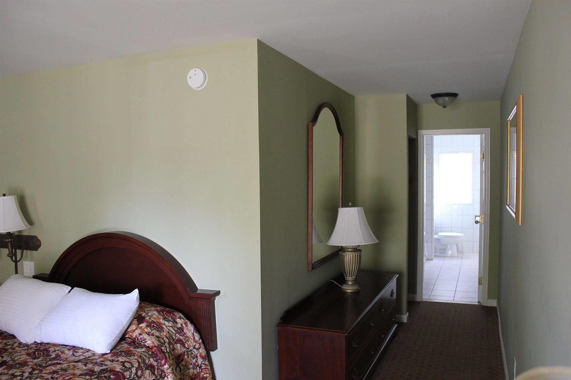 Heidi's Inn Brewster Bagian luar foto