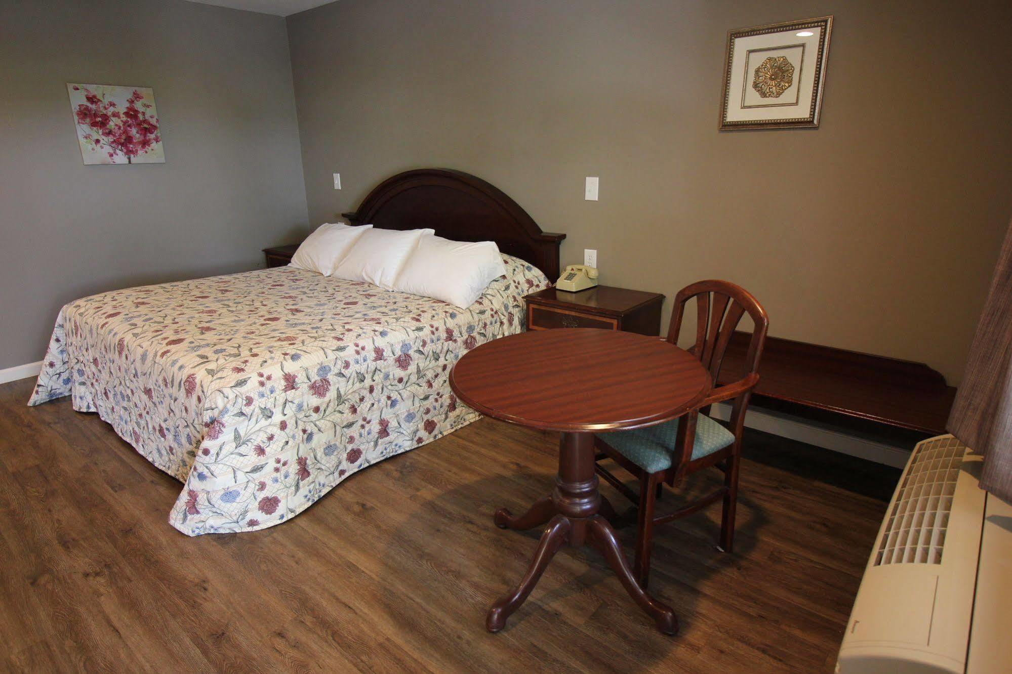 Heidi's Inn Brewster Bagian luar foto