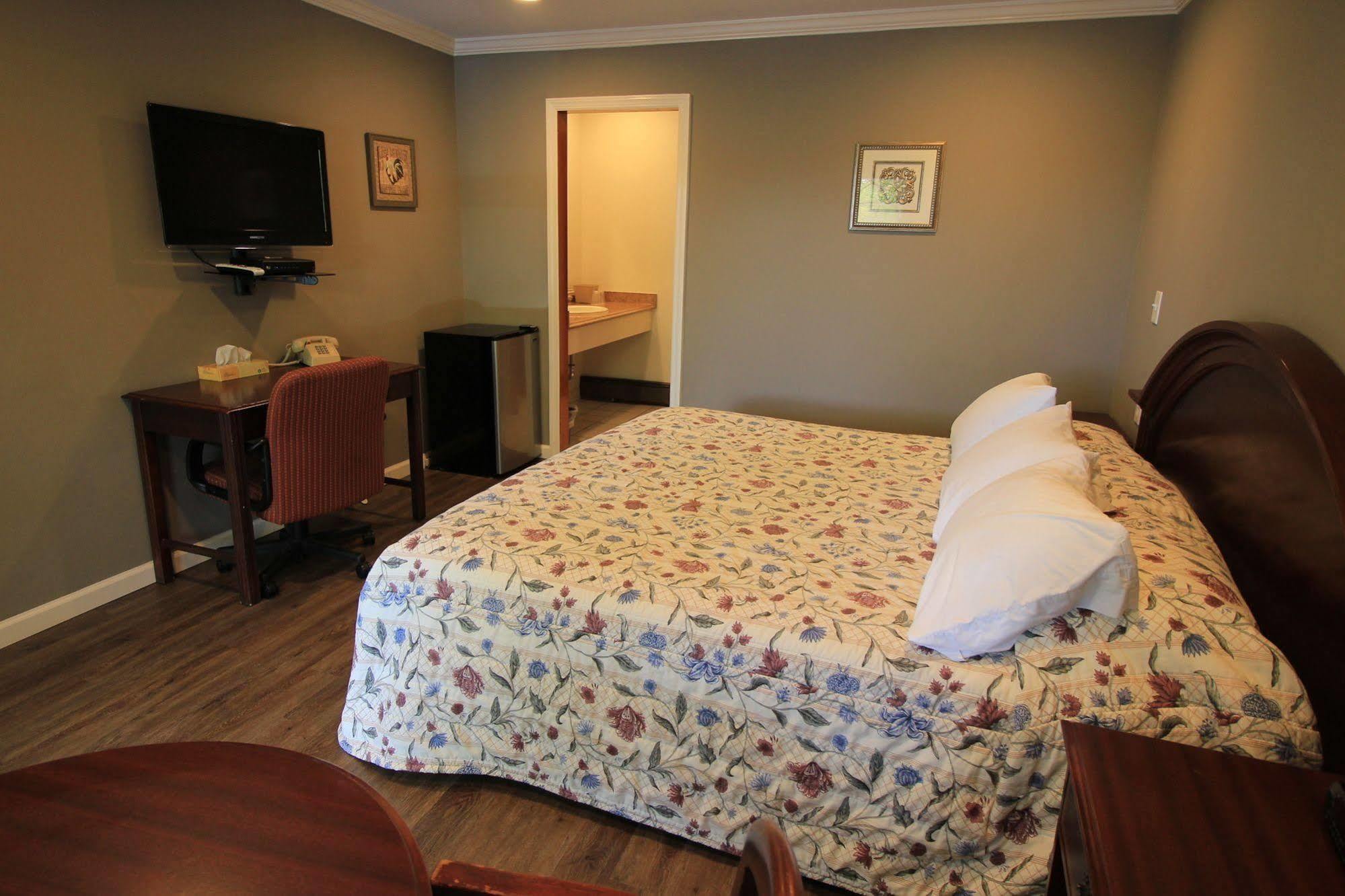 Heidi's Inn Brewster Bagian luar foto